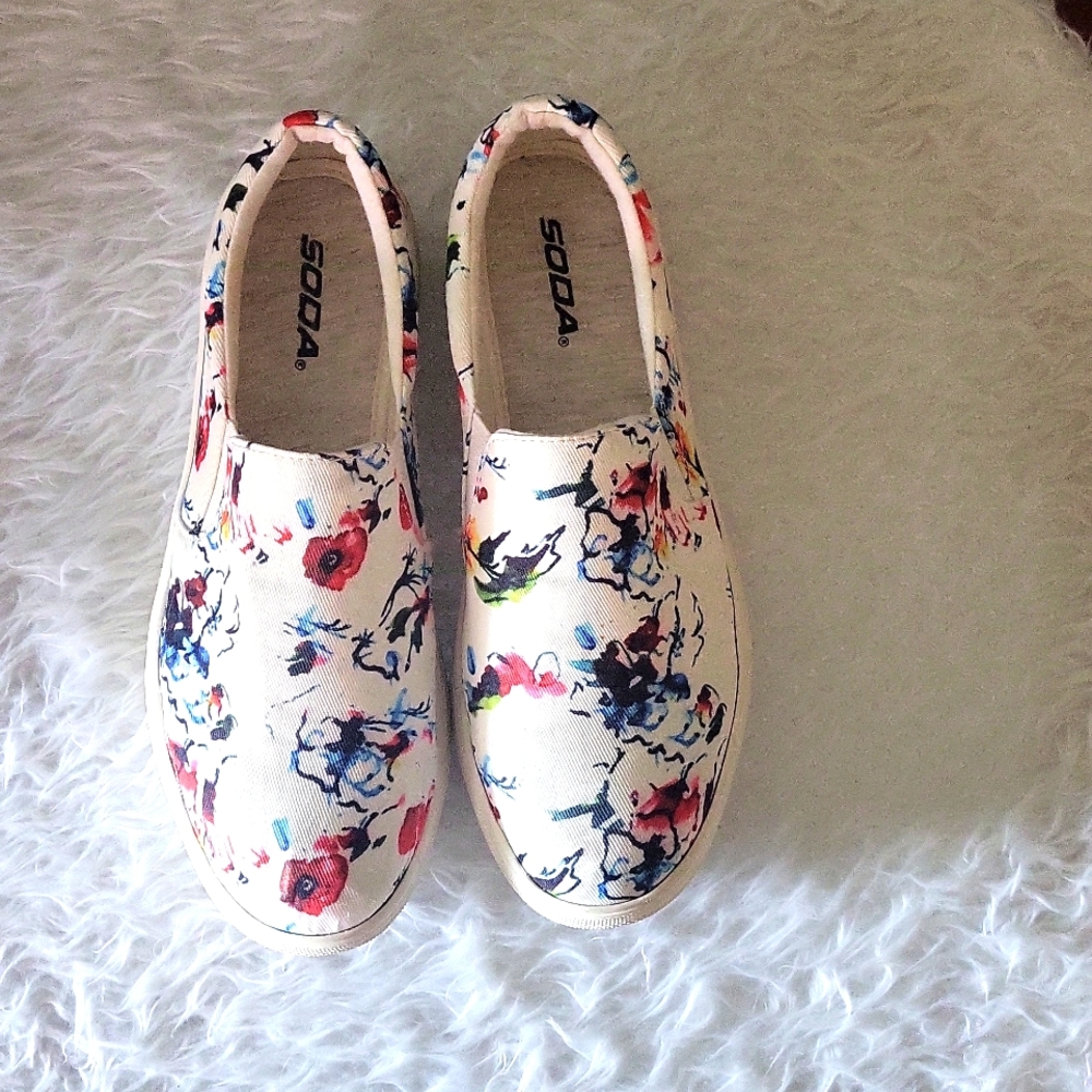 Soda 🩷Floral water colors slip on canvas tennis shoes 👟